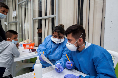 El otro drama: Ecuador reporta a 1.600 trabajadores médicos con Covid-19 Latinoamérica