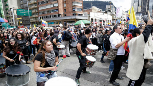 Manifestantes solicitan a Iván Duque respetar el Acuerdo de Paz de Colombia Latinoamérica