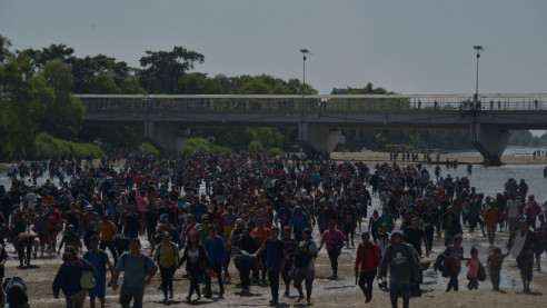 Chantaje o seguridad: ¿Por qué México frena el paso a la caravana de migrantes? Reportajes & Investigación
