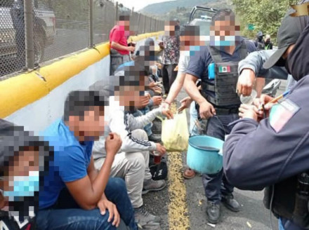 Tráiler con 38 migrantes choca contra muro de contención en Veracruz México