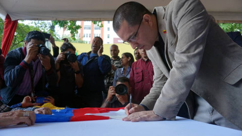 Gobierno venezolano no se ha retirado del diálogo con la oposición y confía en que se restablecerá Latinoamérica