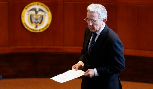 Colombia: tras renuncia de Uribe al Senado, Procuraduría pide remitir su caso a la Fiscalía Latinoamérica
