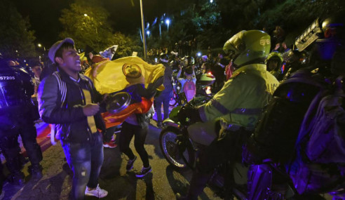 Cacerolazo frente a casa de Duque desafía toque de queda en Bogotá Latinoamérica