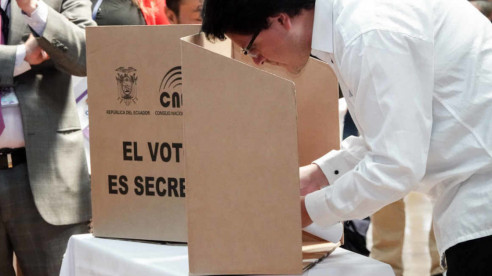 Pandemia, crisis económica y un parlamento dividido esperan al vencedor de elecciones ecuatorianas Latinoamérica
