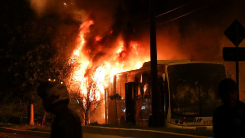 (Videos) Protestas en Brasil por asesinato de joven de 15 años culmina con autobuses incendiados Latinoamérica