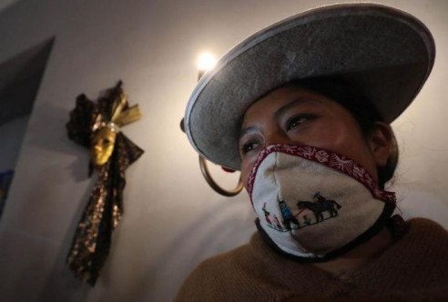 Mascarillas hechas por mujeres indígenas llevan bordadas historias de la cultura boliviana Latinoamérica