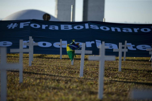 Clavan mil cruces frente al Congreso de Brasil para recordarle a Bolsonaro las víctimas del COVID-19 Brasil