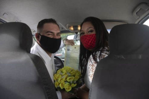Matrimonios en Río de Janeiro se realizan desde los asientos traseros de los autos Brasil