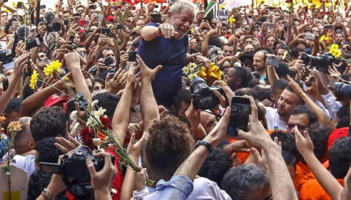 Pueblo de Brasil recibe a Lula tras ser liberado por orden de un juez Latinoamérica