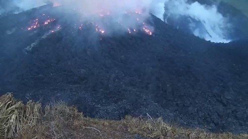 Volcán en San Vicente arroja nuevos flujos piroclásticos y mantiene en seria amenaza a la isla caribeña Latinoamérica