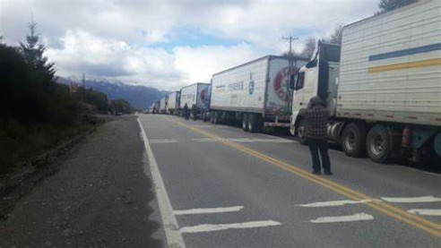 Ante situación de transportistas varados en Neuquén, intendencia de Los Lagos explorará nuevas rutas en suelo chileno Portada