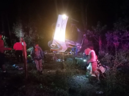 Permanecen tres peregrinos hospitalizados por volcadura de camión en Juquila, Oaxaca México
