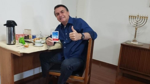 Con una caja de hidroxicloroquina en la mano, Bolsonaro informó que ya no tiene coronavirus Brasil
