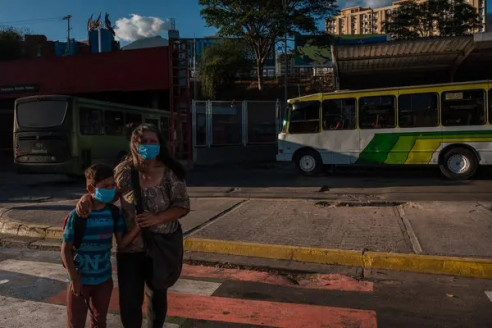 Mayoría de venezolanos encuestados respalda mantener la cuarentena con alguna flexibilización Latinoamérica