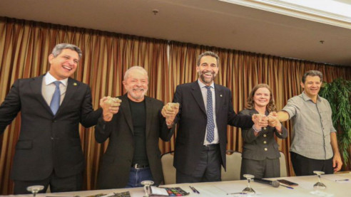 Lula y parlamentarios del PT analizan agenda para las elecciones municipales Brasil