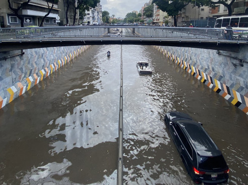 Intensas lluvias provocadas por onda tropical ocasionan inundaciones en Venezuela Latinoamérica
