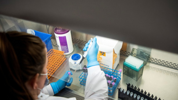 OMS advierte que variante ómicron ha sido detectada en 57 países y que aumentarán las hospitalizaciones Salud