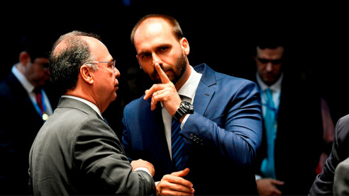 Brasil: Parlamentarios piden destitución de hijo de Bolsonaro tras declaraciones fascistas Política