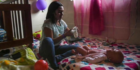 Colombia intenta disminuir el índice de embarazos adolescentes con “bebés robots” Latinoamérica