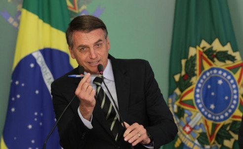 Decreto sobre armas de Bolsonaro permite a un civil comprar un fusil militar Brasil