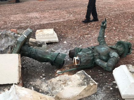 Derriban estatua de conquistador español en plaza puertorriqueña poco antes de la llegada del Rey Felipe VI Latinoamérica