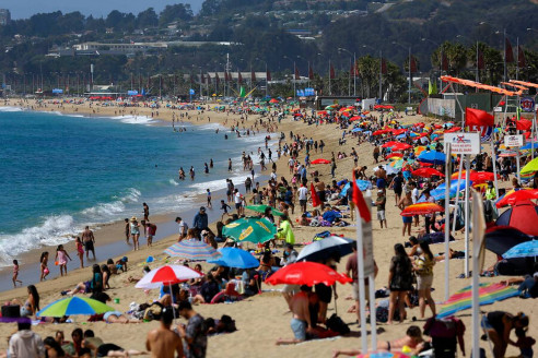 Colmed y alcaldes alertan sobre peligros del permiso de vacaciones mientras Gobierno mantiene oídos sordos Chile