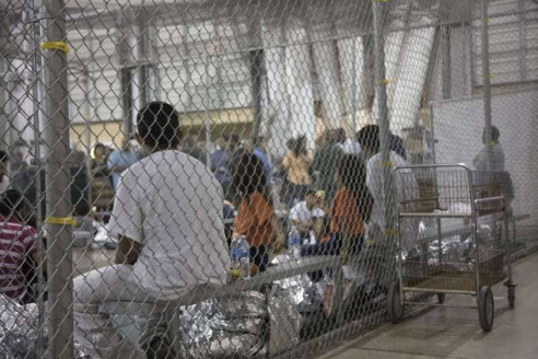 (Fotos) Cárcel, armas y fusilamientos: dibujos de niños migrantes detenidos en EE. UU. Latinoamérica