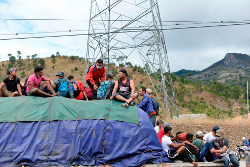 Guatemala detiene y reprime con violencia a la caravana de migrantes hondureños que se dirigía a EE.UU. Latinoamérica