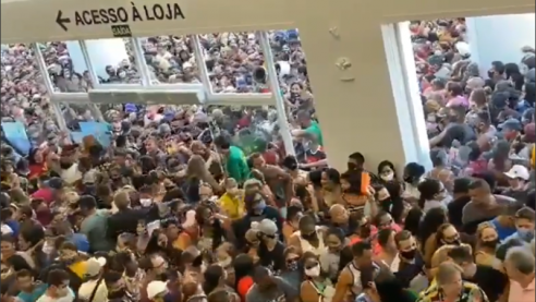 (Video) Miles se aglomeran en la apertura de un centro comercial en Brasil cuando el país supera los 150.000 fallecidos por COVID-19 Latinoamérica