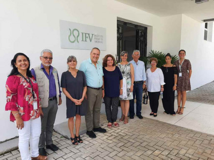 Representante de Unicef en Cuba visita el Instituto Finlay de Vacunas Salud
