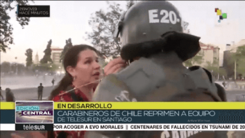 Carabineros volvió a agredir a equipo de TeleSur mientras cubría protestas en Chile #ChileDespertó