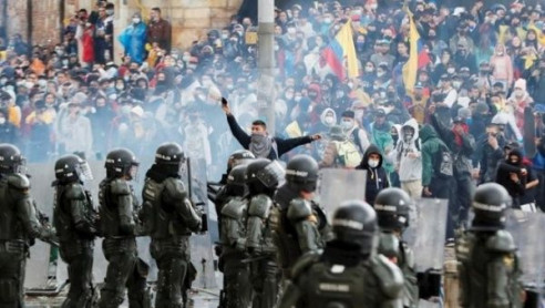 (Videos) El Esmad arremete contra manifestantes en Bogotá durante homenaje a víctimas de las protestas Actualidad