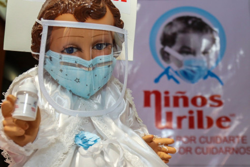 En México comerciantes venden figuras del Niño Dios con tapabocas para crear conciencia sobre el Covid-19 Latinoamérica