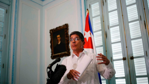 Cese de aceptación de dólares en efectivo en bancos cubanos es una medida de legítima defensa ante el recrudecimiento de hostilidades de EE.UU. Latinoamérica