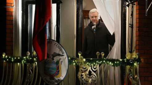 Con cámaras y micrófonos láser: CIA contrató empresa española para espiar a Assange en Londres Ecuador