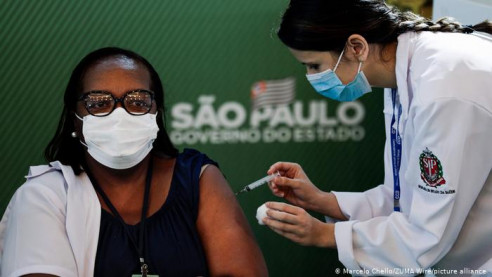 Brasil aplicó primera vacuna contra Covid-19 Latinoamérica