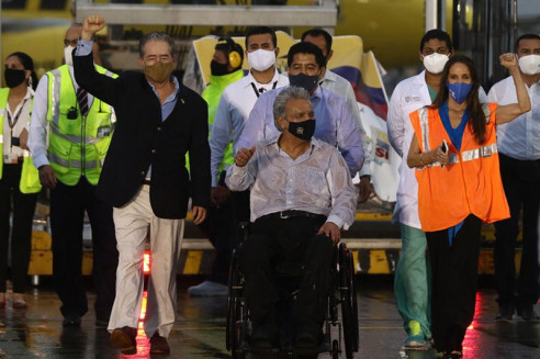 Denunciarán a ministro de Salud de Ecuador por vacunar primero a sus familiares Latinoamérica
