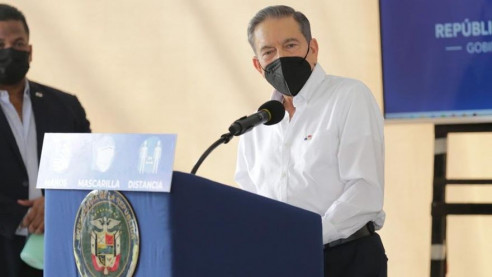 Presidente de Panamá cuestionó a jóvenes de su país por arriesgar la vida para comprar zapatillas de una estrella de la música El Caribe