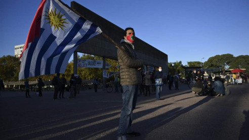 Récord de casos activos y fallecidos: Segunda ola de Covid-19 genera caos en Uruguay Actualidad