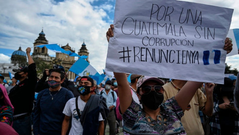 Aseguran que protestas en Guatemala no cesarán mientras presidente Giammattei esté en el poder Latinoamérica