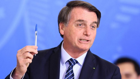 Bolsonaro usa un bolígrafo para agregar fuego a su conflicto con Macron Brasil