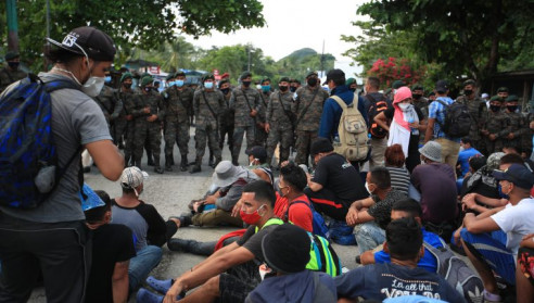 Detenidos 67 hondureños de la caravana de migrantes que intenta ingresar a EE.UU. Latinoamérica