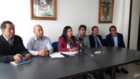 Maestros ecuatorianos exigen a Moreno revisar medida que reduce salarios Latinoamérica