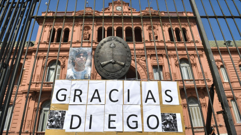 Cuerpo del astro del fútbol Diego Armando Maradona llegó a la Casa Rosada para su funeral Argentina