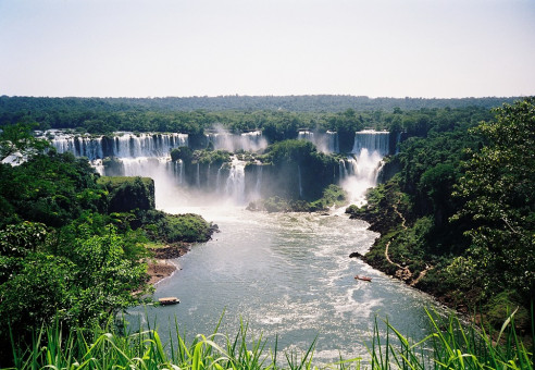 En peor momento de la pandemia, Brasil reabre las cataratas de Iguazú y otros parques nacionales Latinoamérica