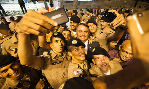 Bolsonaro e sua perigosa lei da GLO que isenta policiais e militares da responsabilidade Brasil