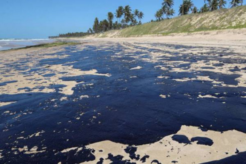 Manchas de petróleo en estado brasileño de Bahía obligan a decretar emergencia Latinoamérica