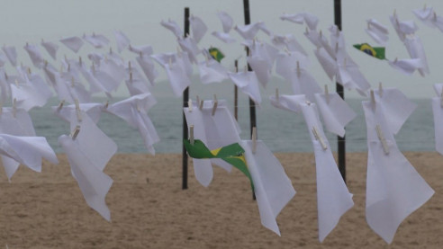 Copacabana se vistió de pañuelos blancos en homenaje a los 599.810 fallecidos por covid-19 en Brasil Latinoamérica