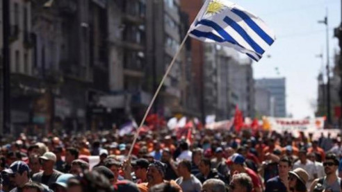 Uruguay: Central obrera promueve referendo contra ley que flexibiliza la defensa policial y regula el derecho a huelga Actualidad