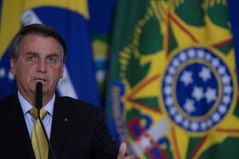 Bolsonaro ingresó en UCI y fue entubado